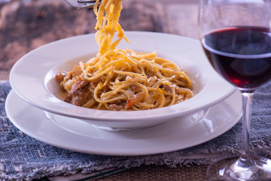 Espaguete à carbonara: finalizado com lâminas de gema curada