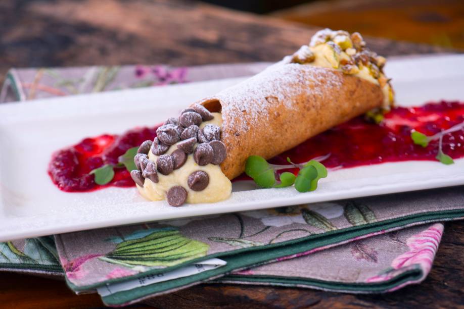 Cannolo siciliano: massa crocante e recheio de ricota, frutas cristalizadas e gotas de chocolate