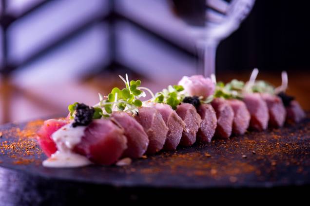 Sashimi de atum campeão: com molho de cará e ovas: Sashimi de atum campeão: com molho de cará e ovas: