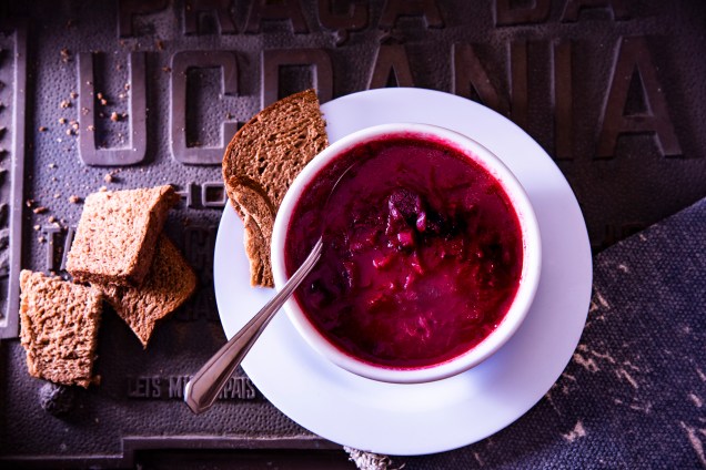 Sopa borscht: beterraba, repolho, costela suína defumada e carne bovina