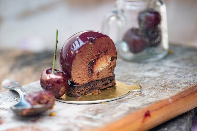 O doce frans: musse de chocolate 70% cacau com pedaços e creme de amarena O doce frans: musse de chocolate 70% cacau com pedaços e creme de amarena