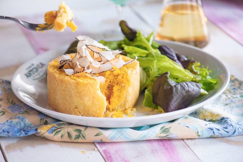 Torta de bobó de camarão coberta por farinha panko com dendê e fitas de coco tostadas: R$ 38,00