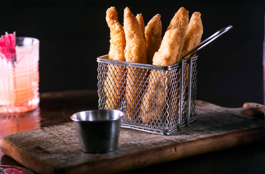 Frango shizuoka: iscas da ave empanadas com panko, servidas com maionese de wassabi Frango shizuoka: iscas da ave empanadas com panko, servidas com maionese de wassabi