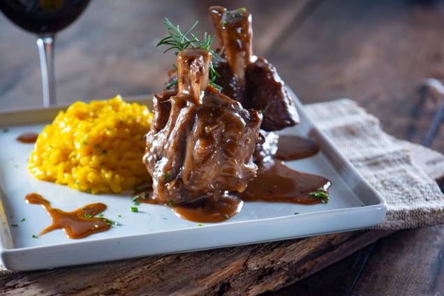 Stinco de vitela ao molho de vinho tinto e ervas: um dos destaques do menu Stinco de vitela ao molho de vinho tinto e ervas: um dos destaques do menu