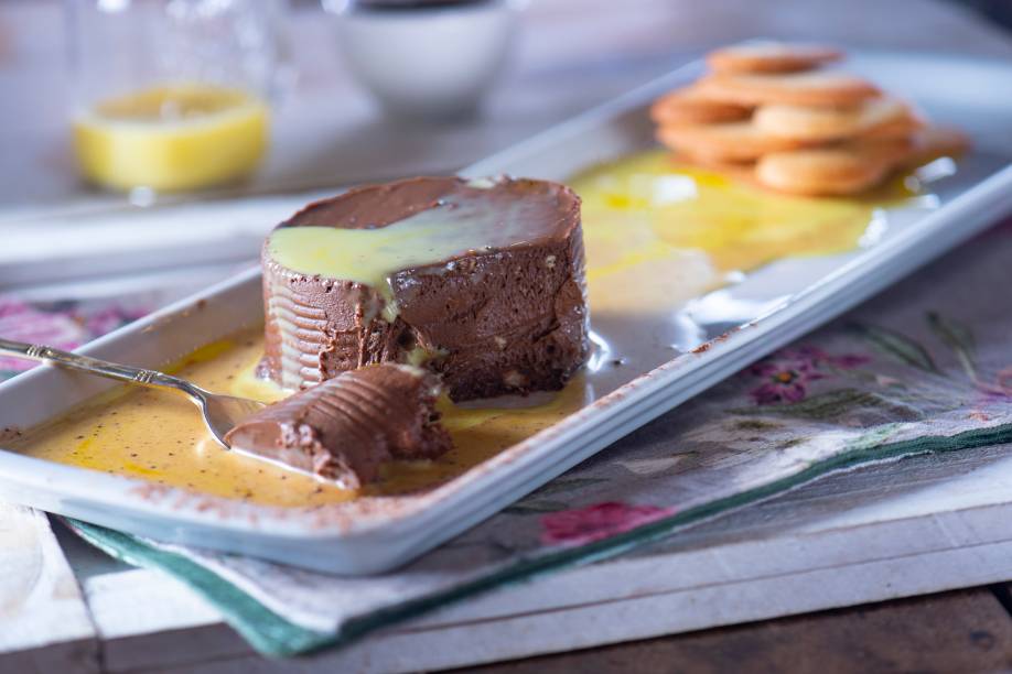 Spumone de chocolate meio amargo em calda de laranja: para encerrar a refeição