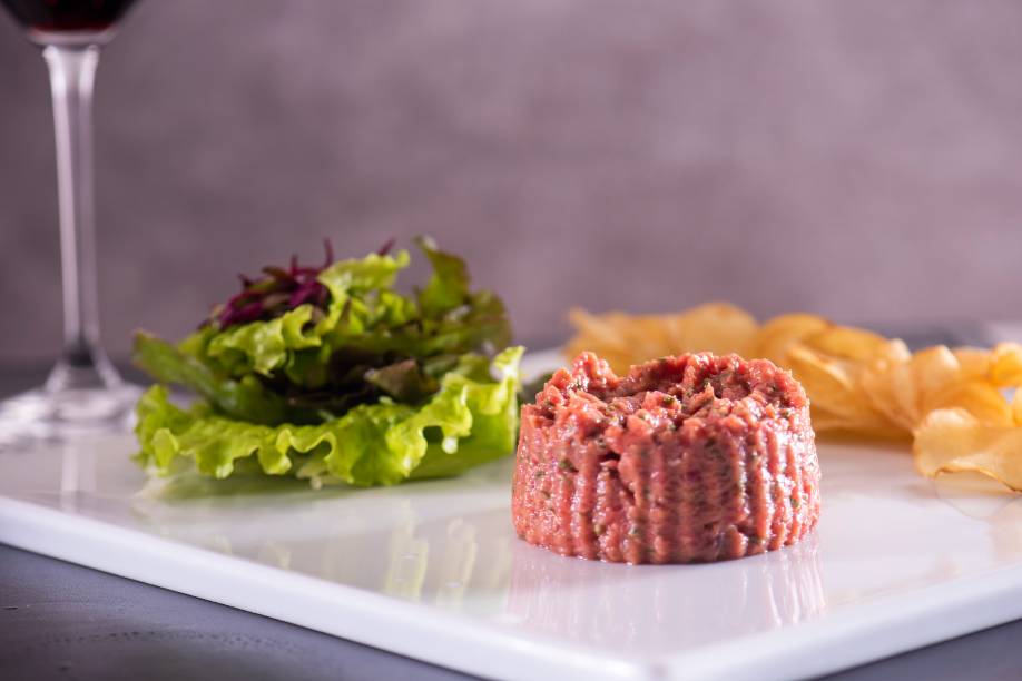 Steak tartare com chips de batata: clássico da casa