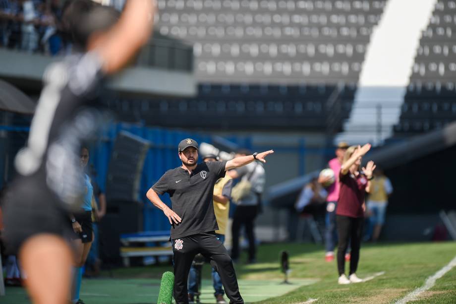 Arthur Elias ainda permanece com série invicta de jogos sem perder