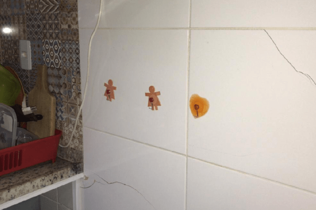 Cozinha do imóvel ficou com rachaduras depois do incêndio no hospital vizinho