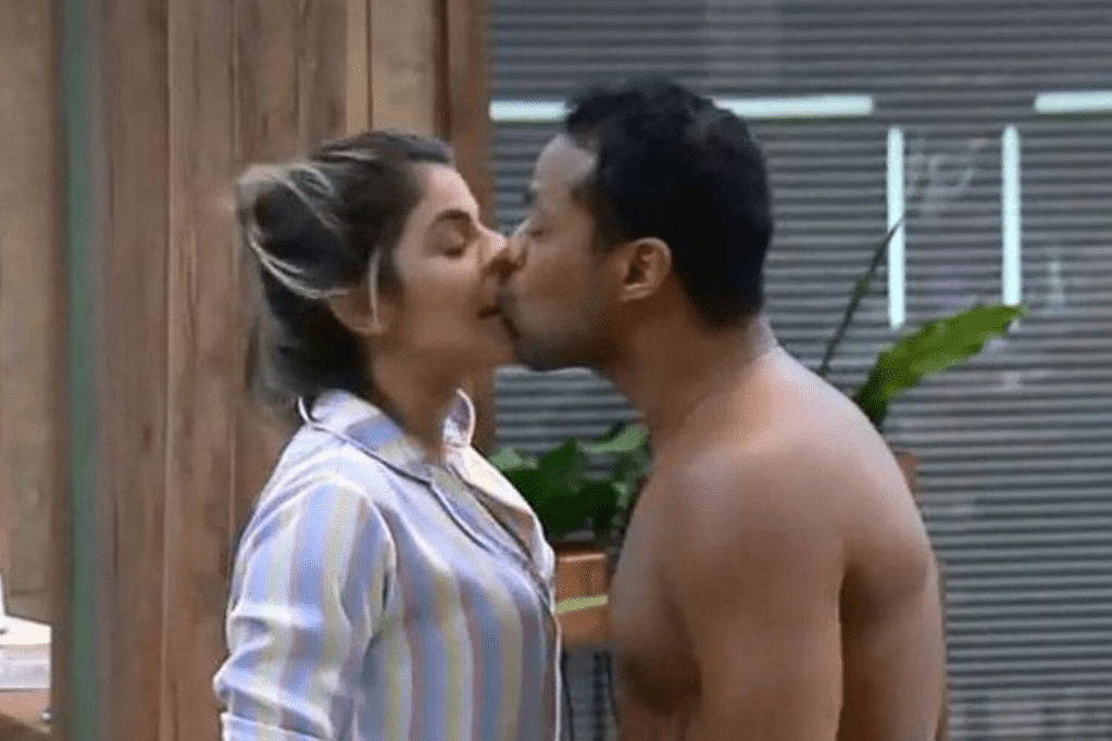 Phellipe Haagensen dá beijo em Hariany sem consentimento da participante