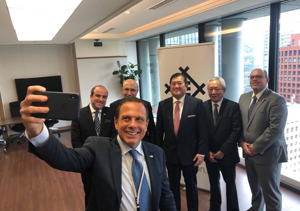 João Doria faz selfie com empresários japoneses na sede da Mitsui, em Tóquio