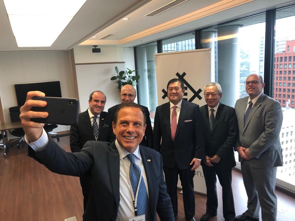 João Doria faz selfie com empresários japoneses na sede da Mitsui, em Tóquio