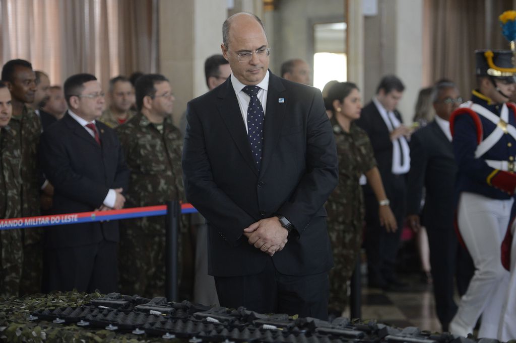 O governador do Rio de Janeiro, Wilson Witzel, entrega pistolas adquiridas com recursos federais durante o período da Intervenção Federal na Segurança Pública do Estado