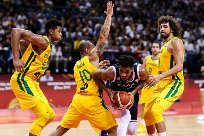 Antetokounmpo recebe marcação dos jogadores brasileiros