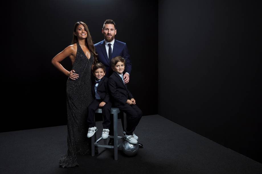 Lionel Messi e sua esposa Antonella Roccuzzo, e seus filhos Mateo e Thiago, em Milão