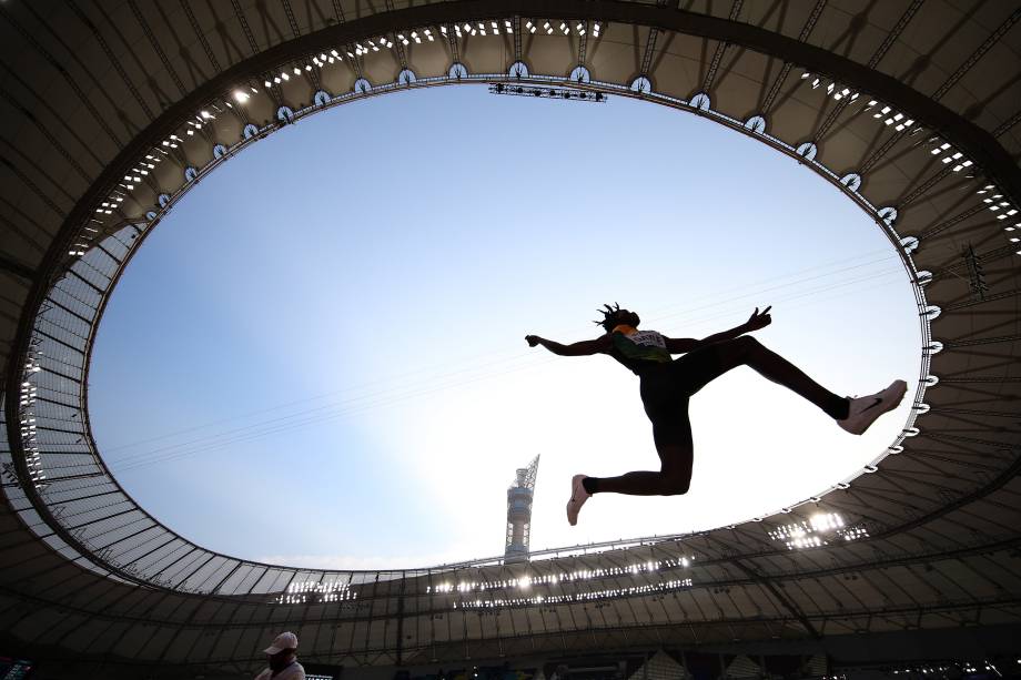 Tajay Gayle, da Jamaica, compete na qualificação de Salto em Distância Masculino, em Doha, no Catar