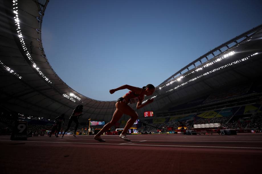 Selina Buchel, da Suíça, competindo nas eliminatórias para 800 metros feminino durante o primeiro dia do Campeonato Mundial de Atletismo, em Doha, no Catar