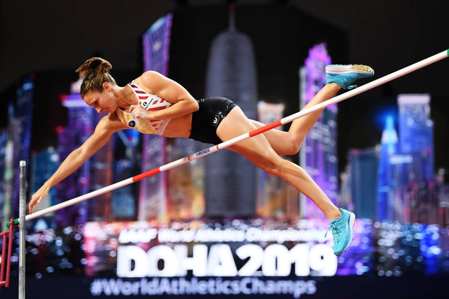 Fanny Smets, da Bélgica, competindo na qualificação do salto com vara feminino durante o primeiro dia do Campeonato Mundial de Atletismo, em Doha, no Catar