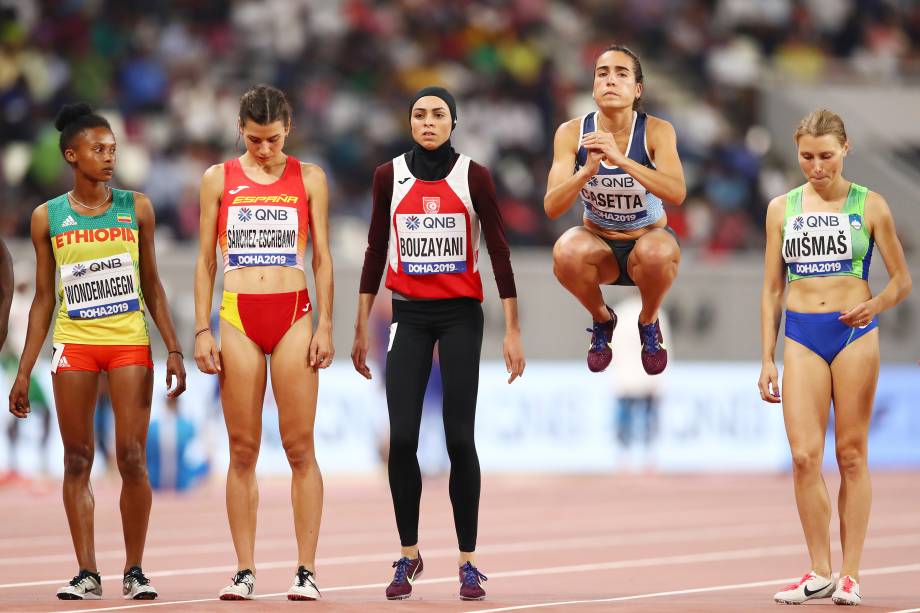 Belen Casetta, da Argentina, salta antes de competir nos 3000 metros com obstáculos para mulheres