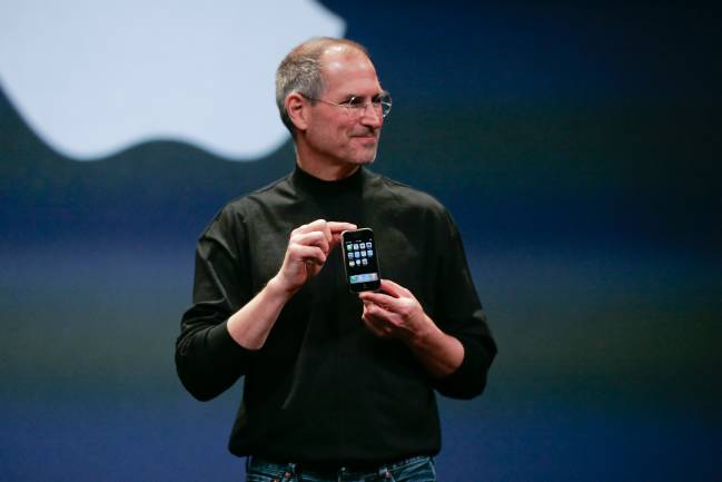 O então CEO da Apple, Steve Jobs com o primeiro IPhone, em 2007