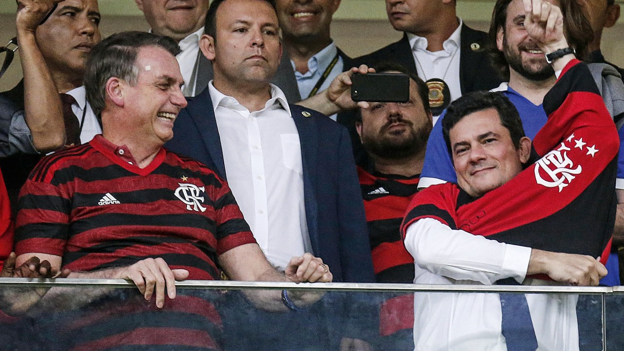 jair bolsonaro e sergio moro de camisa do Flamengo no estádio