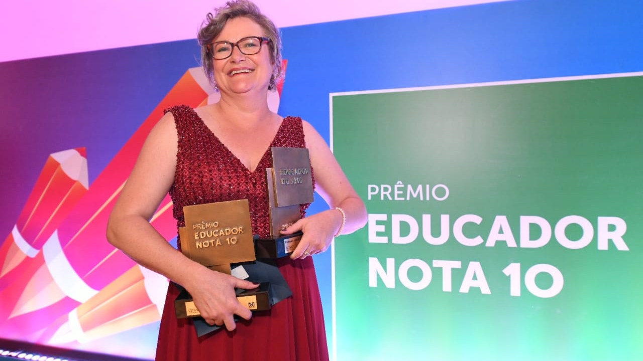 Joice Lanb com o Prêmio Educador do Ano de 2019 na Casa São Paulo