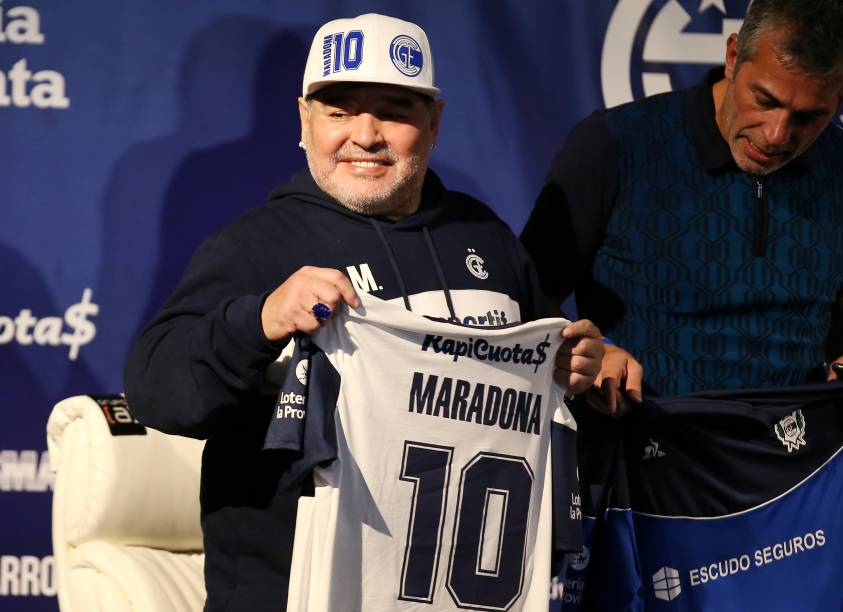 Diego Maradona durante sua apresentação como técnico do Gimnasia La Plata, em 2019 -