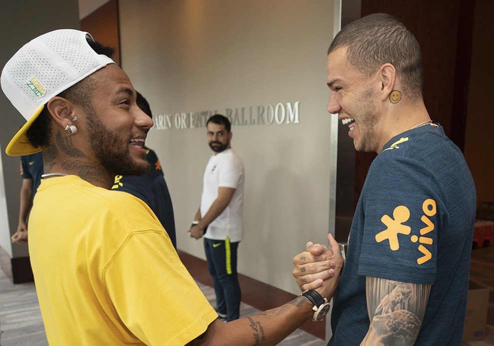 Neymar e Ederson se cumprimentam no hotel em Miami