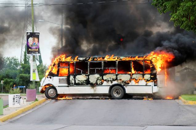 Membros do cartel de Sinaloa incendiam ônibus na cidade de Cualitán - 17/10/2019
