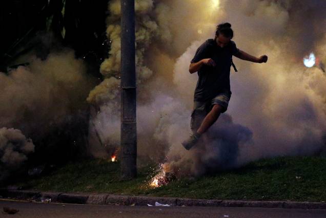 A polícia utilizou bombas de gás lacrimogênio para dispersar os manifestantes - 18/10/2019 A polícia utilizou bombas de gás lacrimogênio para dispersar os manifestantes - 18/10/2019