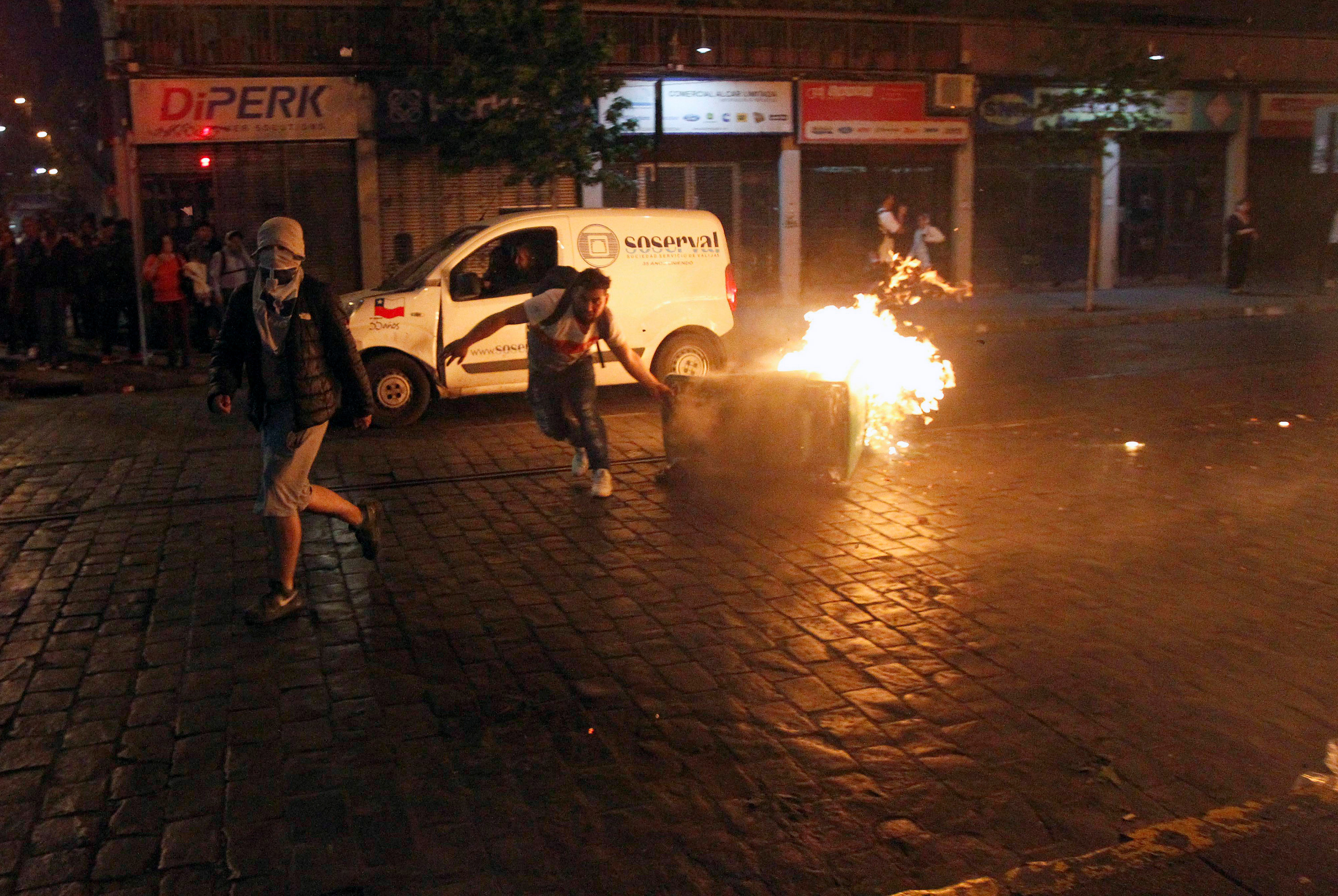 Manifestantes em protestos contra aumento das passagens de metrô em Santiago, no Chile (18/10/2019)