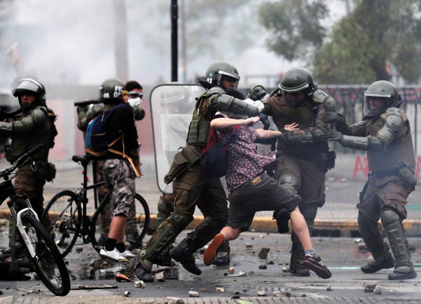 Manifestante é detido pela polícia em protesto no Chile - 23/10/2019