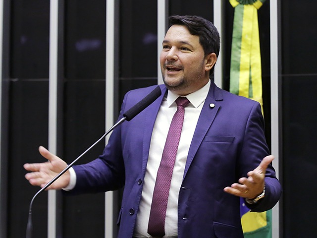 Suplente do ministro do Turismo assina lista a favor do Delegado Waldir