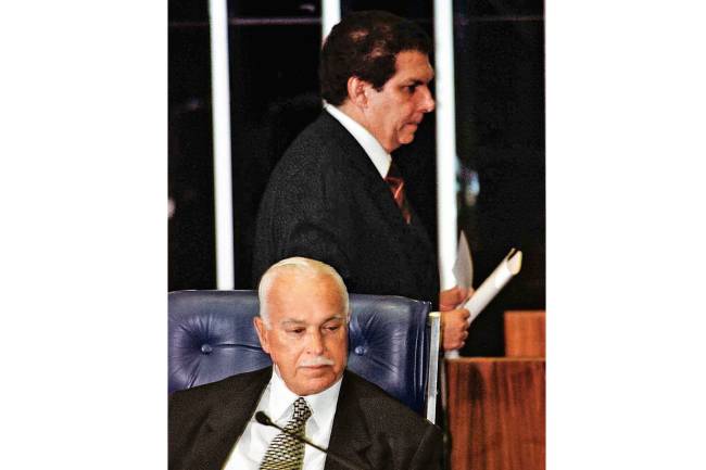 SENADOR JADER BARBALHO ,PASSANDO POR TRAS DO SENADOR ANTONIO CARLOS MAGALHAES ,DURANTE A VOTAÇAO PARA PRESIDENCIA DO SENADO. SENADOR JADER BARBALHO ,PASSANDO POR TRAS DO SENADOR ANTONIO CARLOS MAGALHAES ,DURANTE A VOTAÇAO PARA PRESIDENCIA DO SENADO.