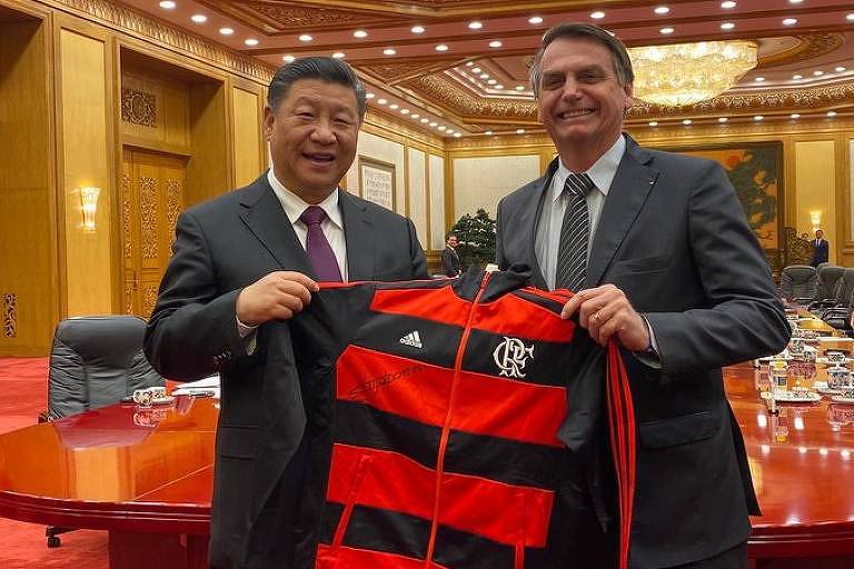 Xi-Jinping e Jair Bolsonaro com agasalho do Flamengo em Pequim