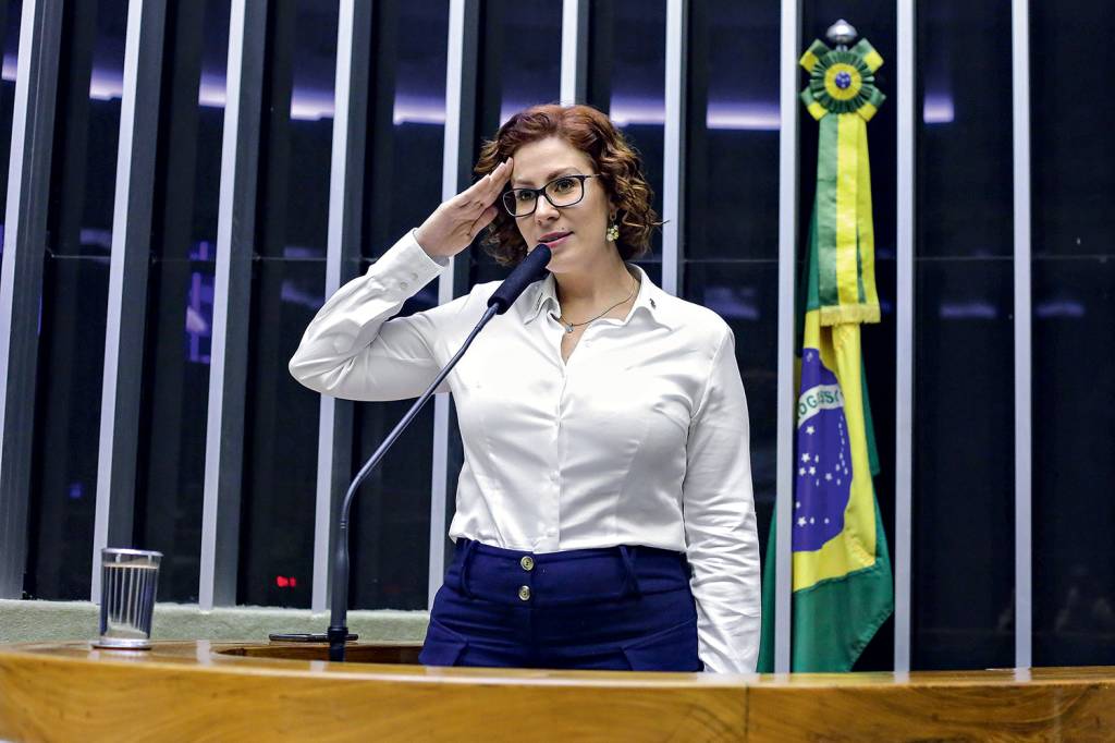 Carla Zambelli pode ser presa no exterior e extraditada ao Brasil? Entenda