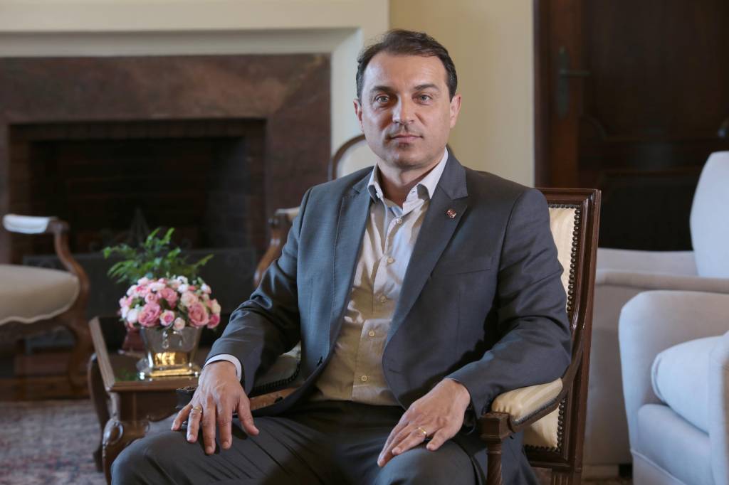 Governador de SC usou avião da Saúde em viagens particulares, diz deputado