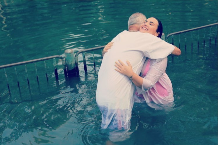 Demi Lovato é batizada nas águas do rio Jordão, em Israel
