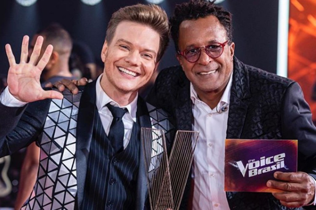 Michel Teló ao lado de Tony Gordon, vencedor da oitava temporada do 'The Voice Brasil'