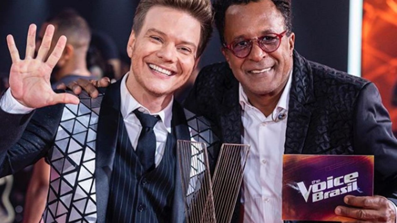 Michel Teló ao lado de Tony Gordon, vencedor da oitava temporada do 'The Voice Brasil'