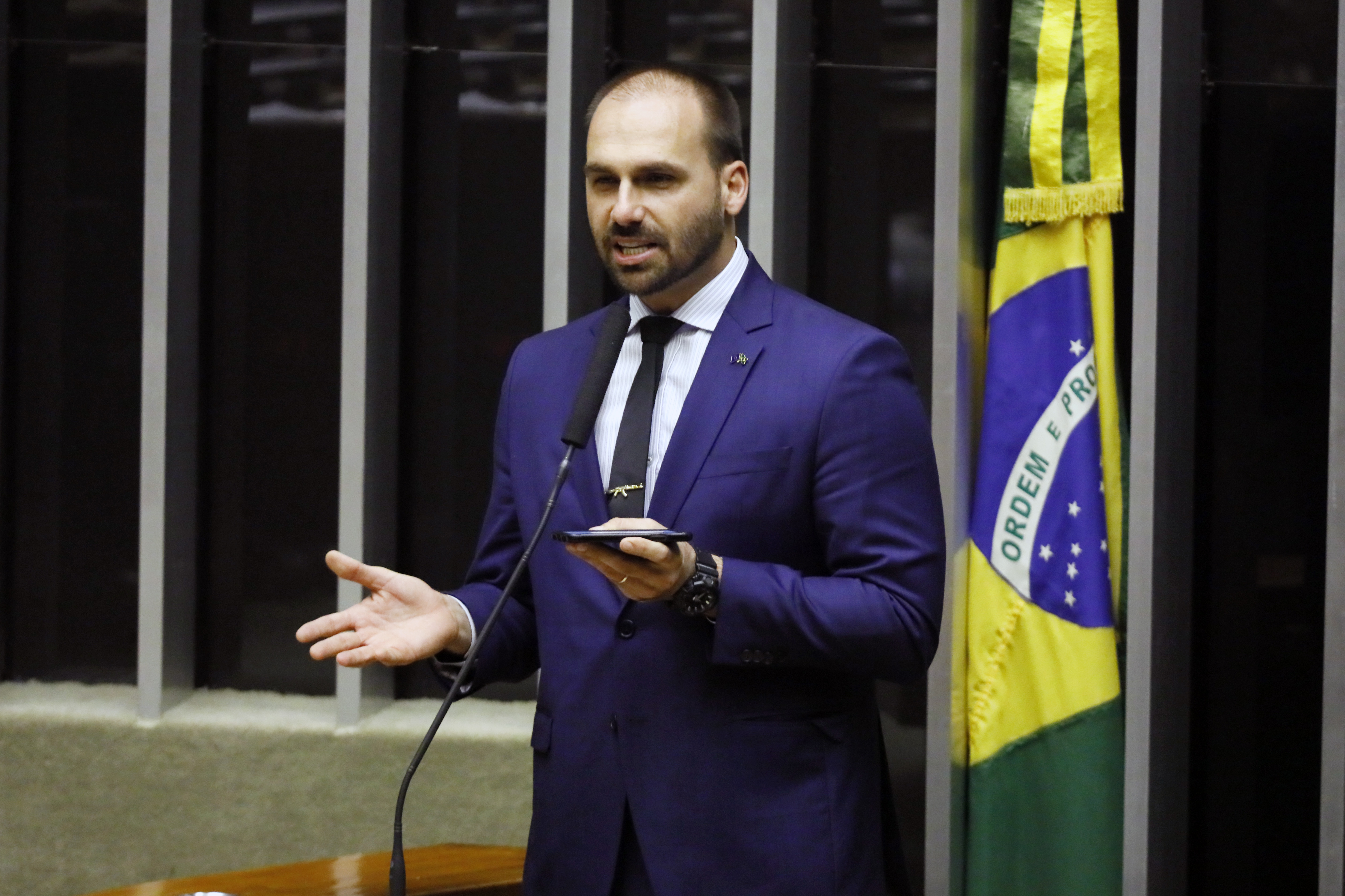 Eduardo Bolsonaro tentou, mas deixa comissão sem aprovar agrado a
