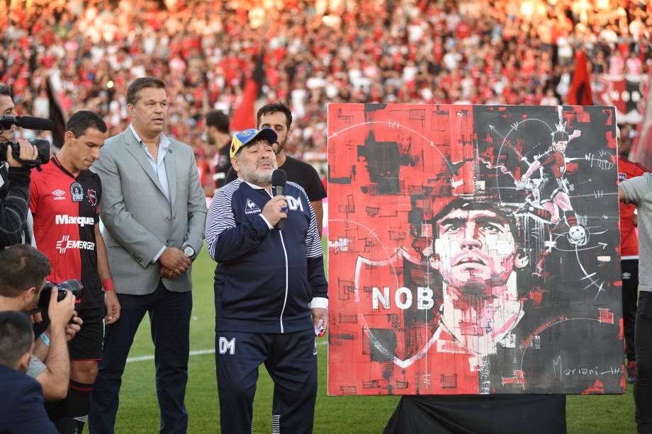 Maradona fala ao público após receber um quadro em homenagem a sua passagem pelo Newell's Old Boys