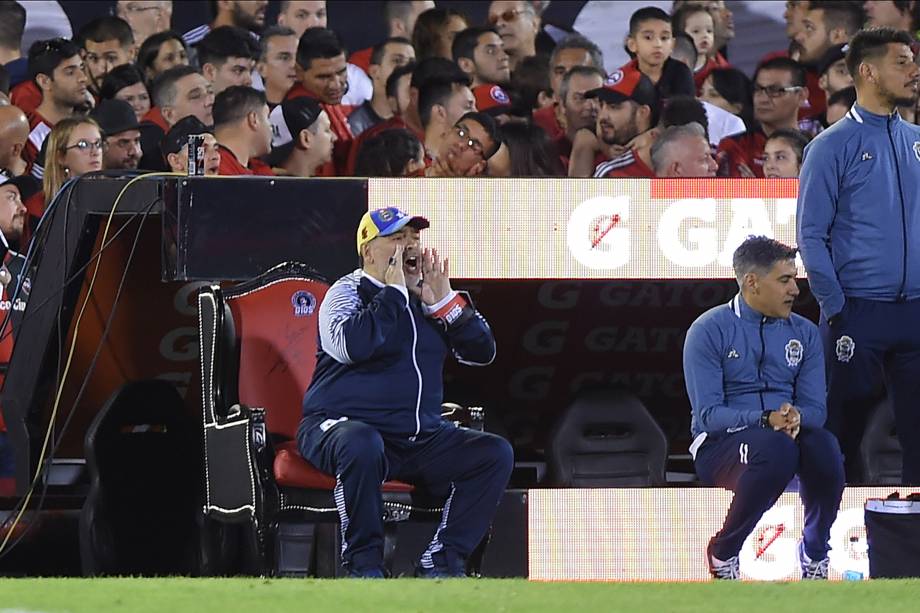 Maradona ordenando o time durante partida contra o Newell's Old Boys -