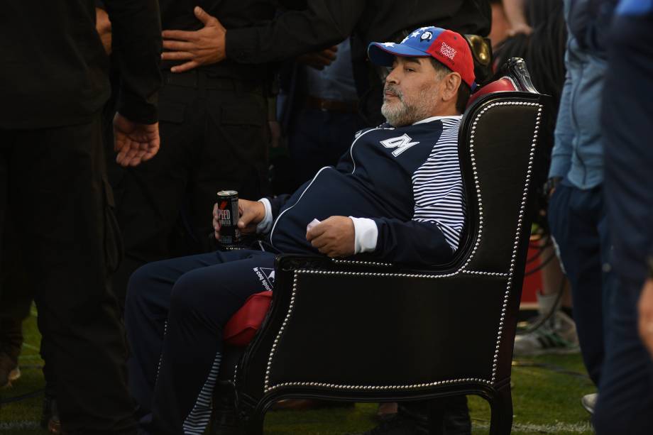 Maradona esperando o ínicio da partida entre o seu time, o Gimnasia y Esgrima La Plata, contra o Newell's Old Boys, em Rosario