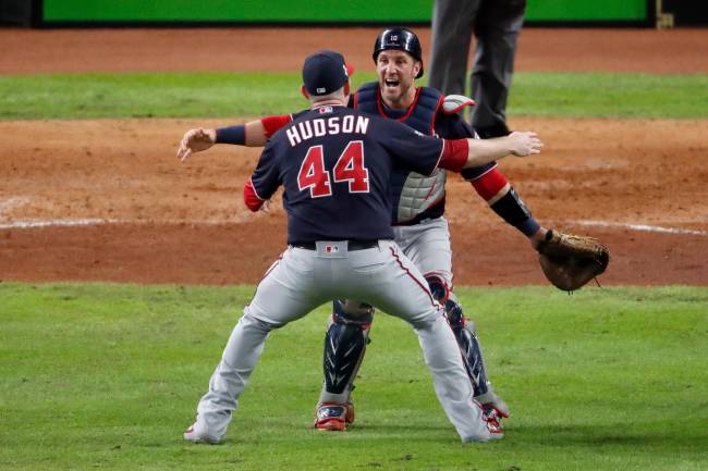 Yan Gomes (de frente) abraça Daniel Hudson na vitória que deu o título ao Nationals na MLB