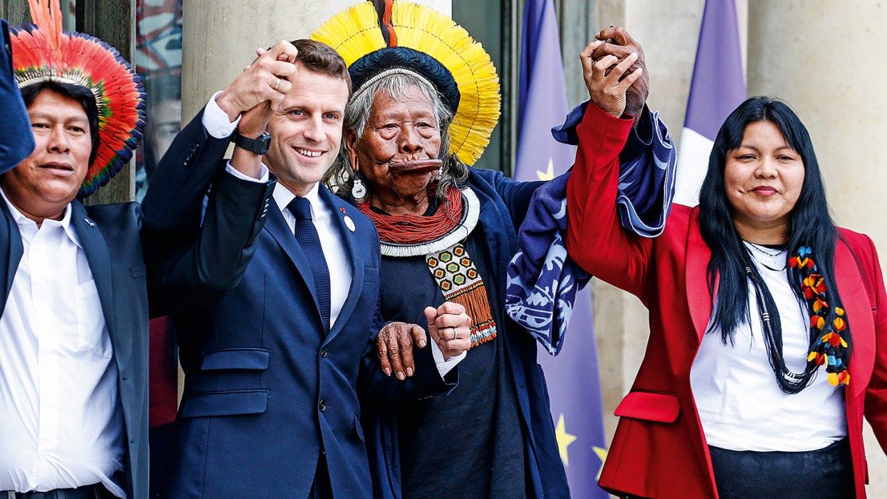 Raoni Metuktire, chefe da tribo Kayapó, e o presidente francês Emmanuel Macron