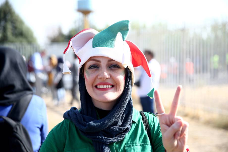 Torcedora iraniana chega ao estádio Azadi, em Teerã, para acompanhar a partida da seleção local contra o time do Cambodja