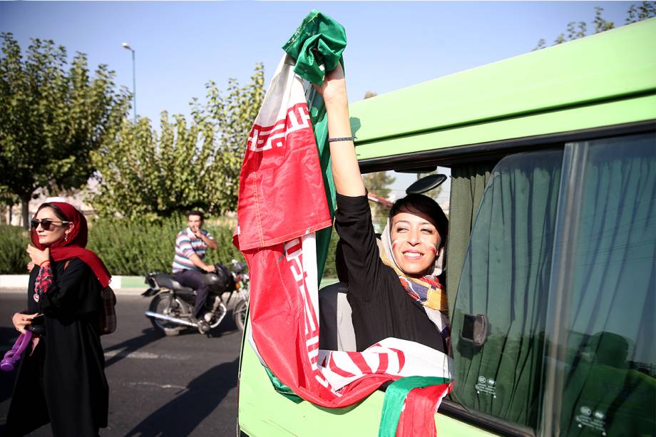 O orgulho feminino ao chegar ao estádio Azadi, em Teerã