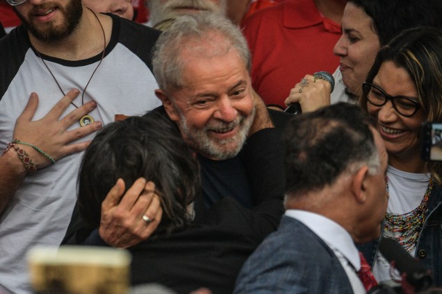 Lula é recebido por apoiadores após ser solto, em Curitiba