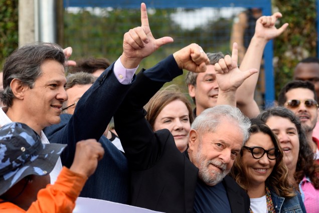 Lula deixa a prisão na sede da PF, em Curitiba