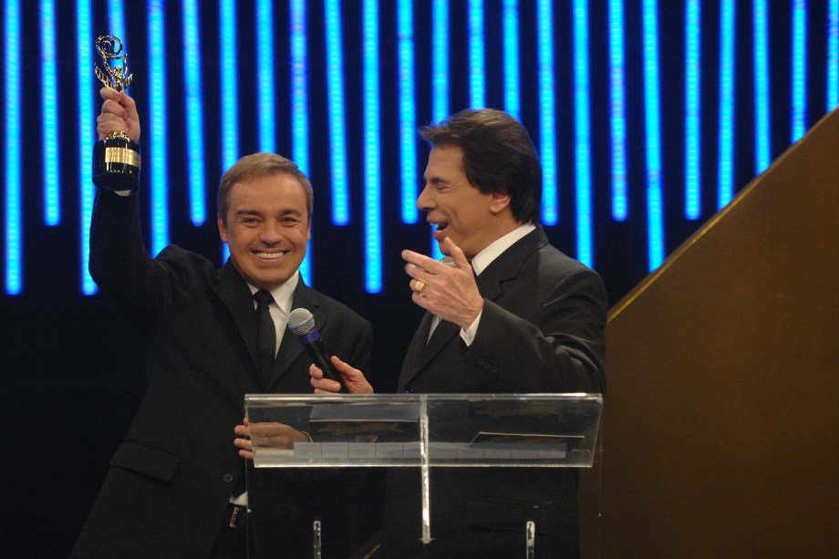 Gugu Liberato, vencedor na categoria Melhor Programa de Auditório 2004, e Silvio Santos na cerimônia de entrega da 50 edição do Troféu Imprensa, no SBT